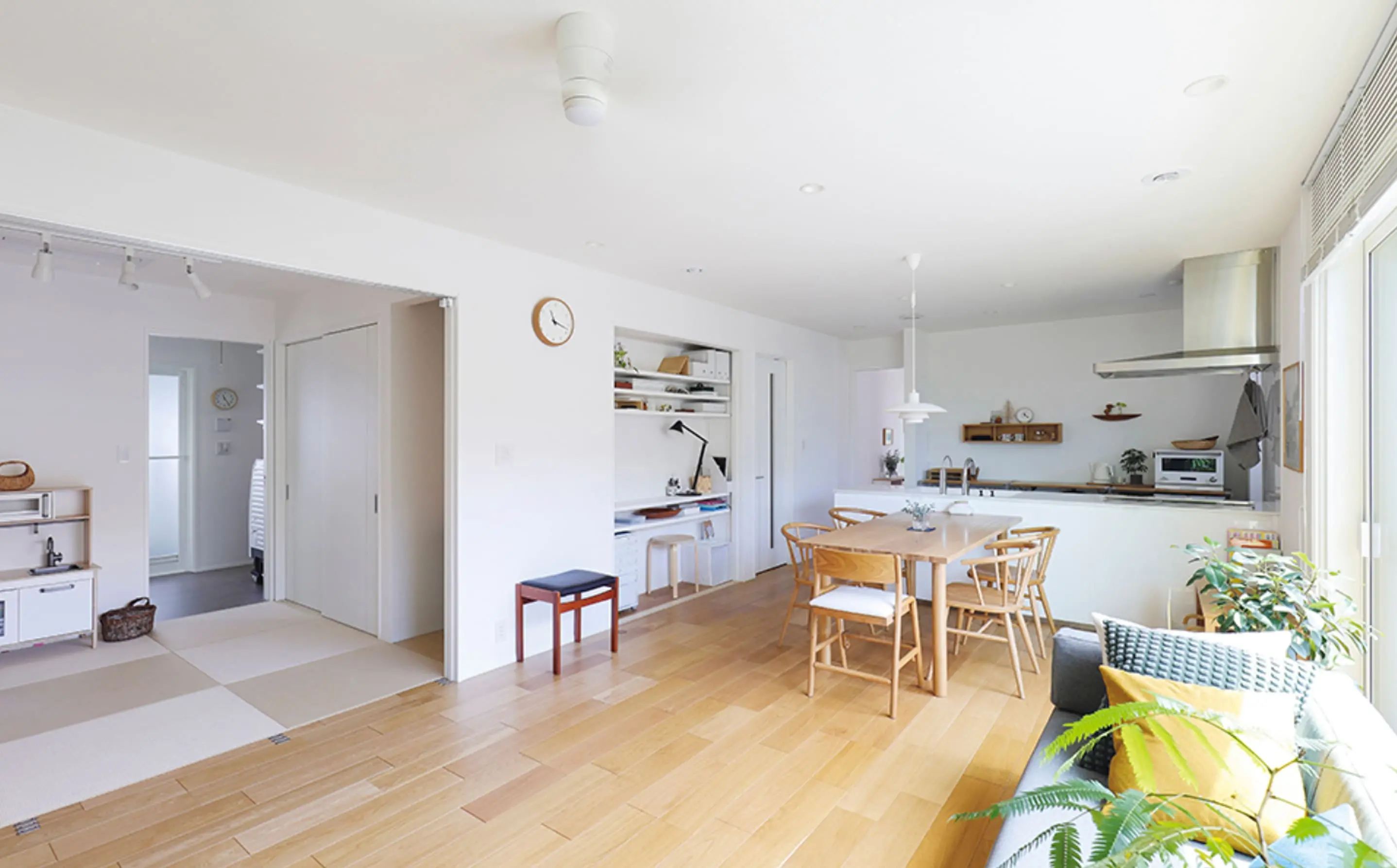 キッチンからリビングまで見渡せる開放的な間取りで、収納棚やデスクスペースも整然と配置