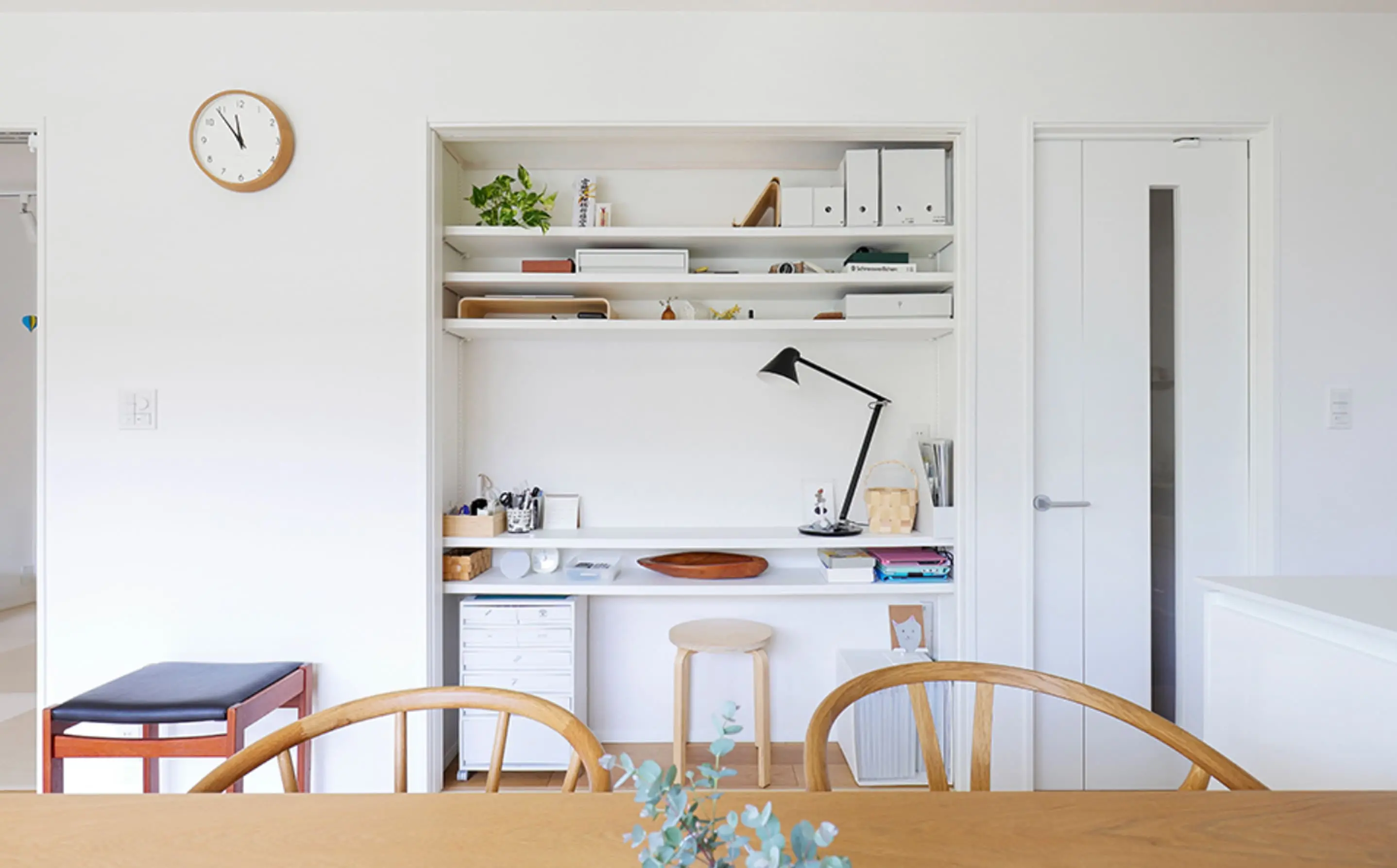 子ども部屋には二段ベッドや学習机、本棚が揃い、機能的かつ温かみのある暮らしが感じられる