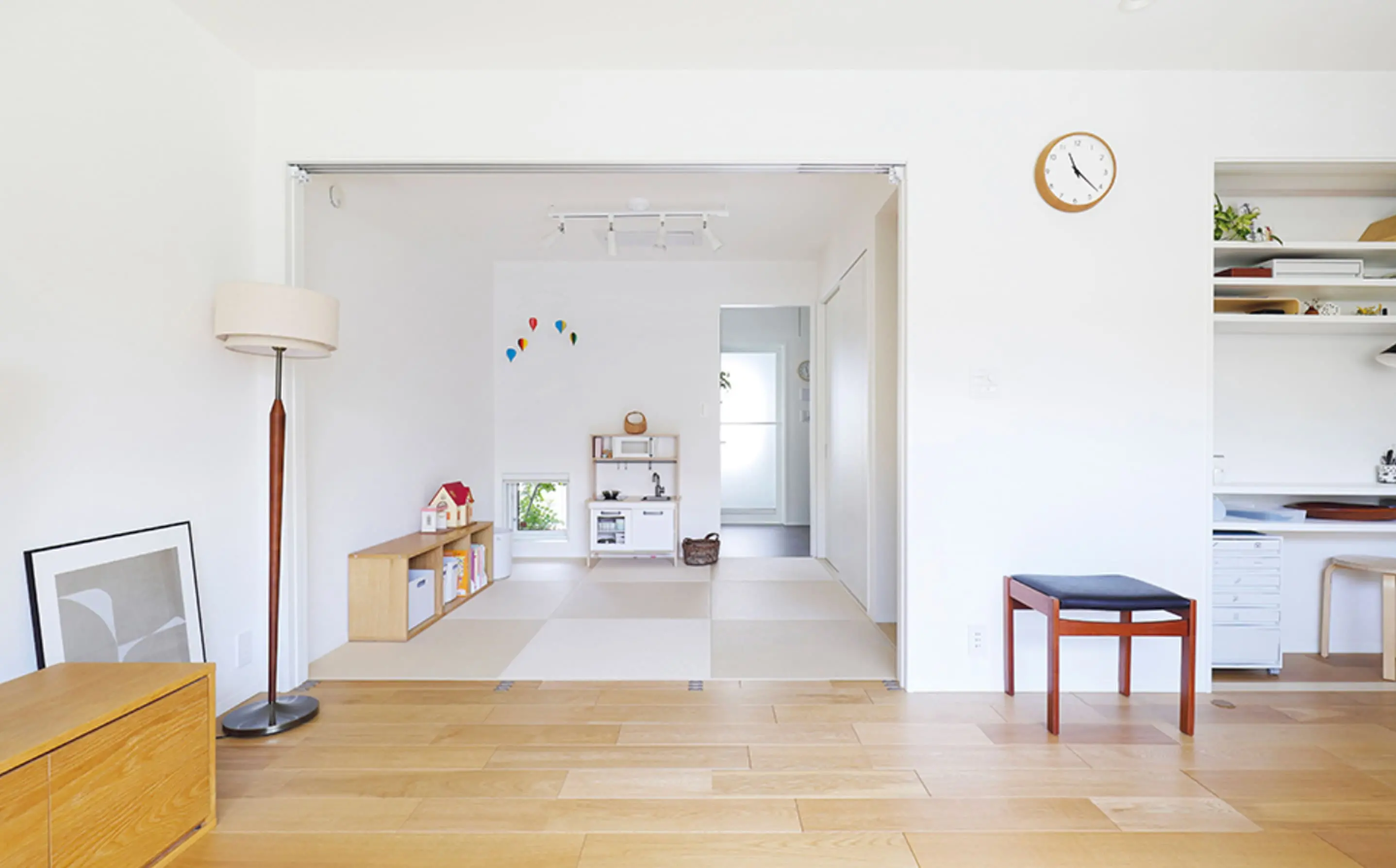 白を基調としたモダンなアイランドキッチンで、清潔感と高級感がある