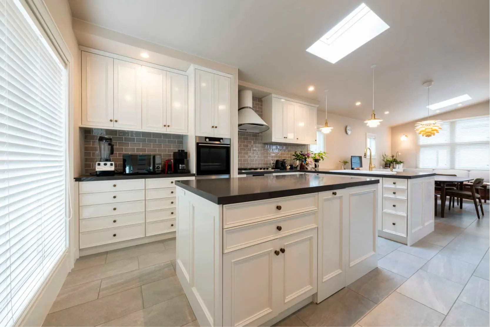 白を基調としたモダンなアイランドキッチンで、清潔感と高級感がある