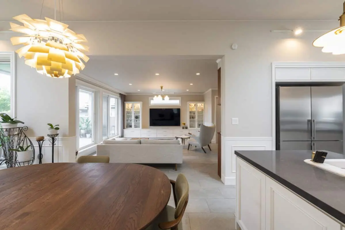 木の温もりがあるリビング空間で、落ち着いた雰囲気の内装