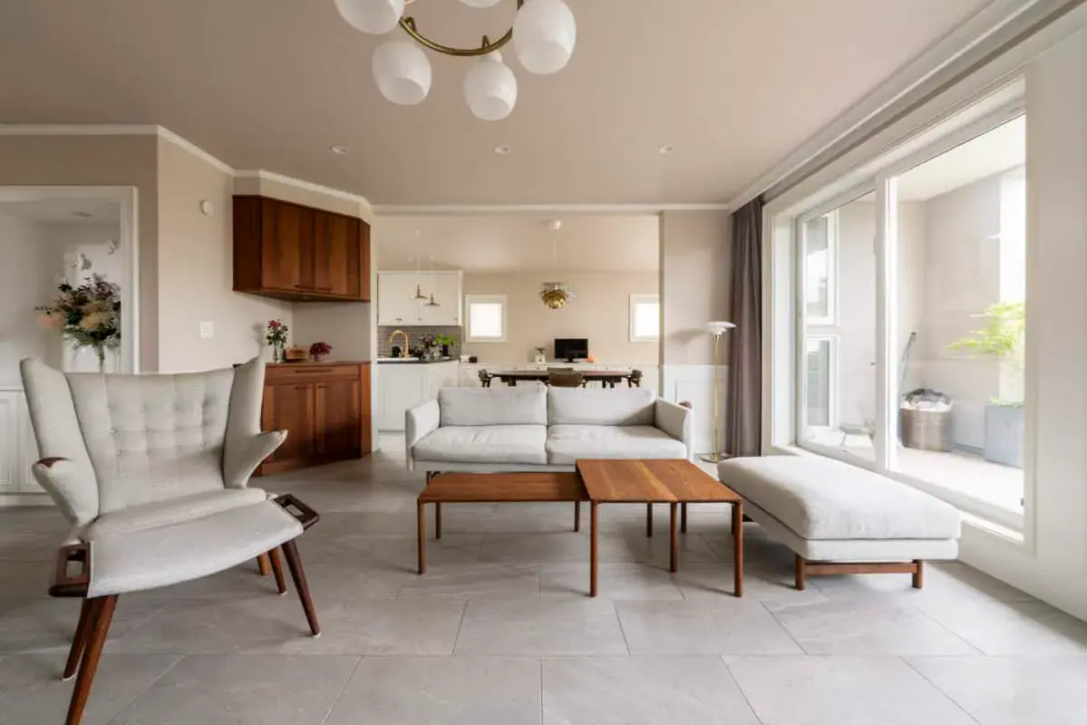 開放感のある吹き抜けと大きな窓が特徴のリビング