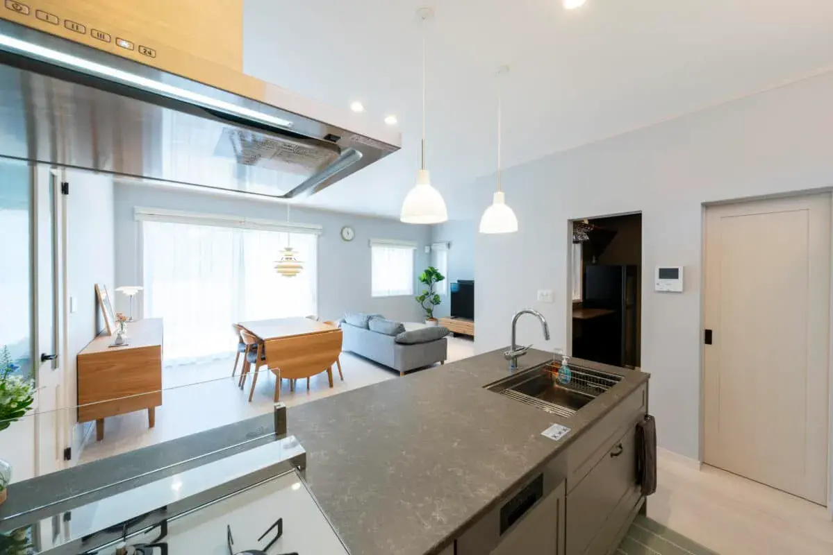 白を基調としたモダンなアイランドキッチンで、清潔感と高級感がある