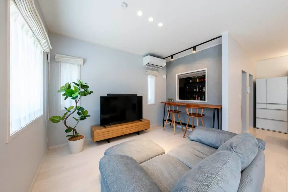 木の温もりがあるリビング空間で、落ち着いた雰囲気の内装