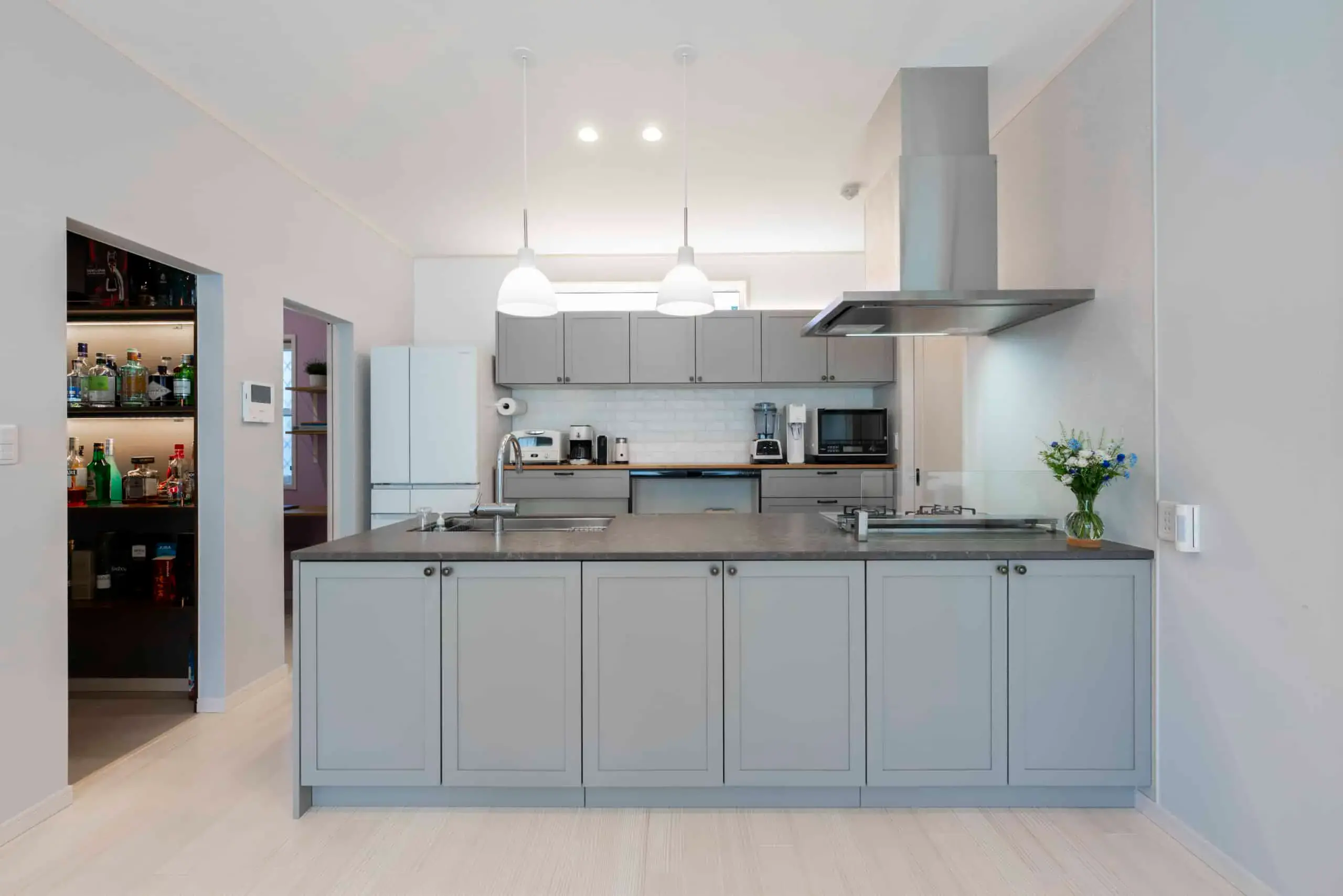 開放感のある吹き抜けと大きな窓が特徴のリビング