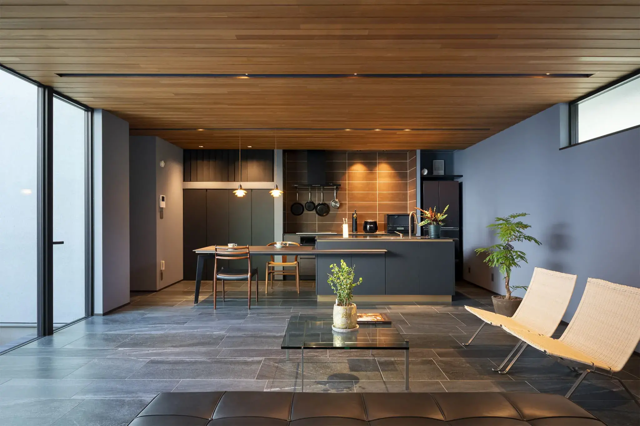 白を基調としたモダンなアイランドキッチンで、清潔感と高級感がある