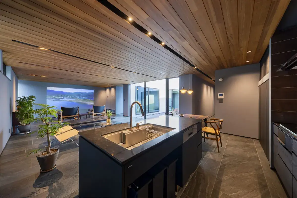 木の温もりがあるリビング空間で、落ち着いた雰囲気の内装