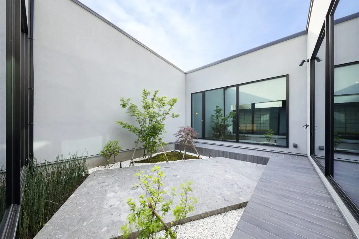 開放感のある吹き抜けと大きな窓が特徴のリビング