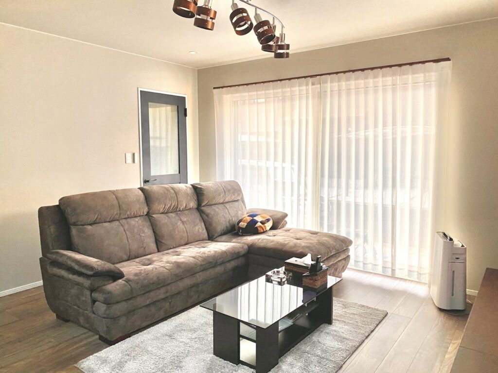 カーテンから光が差し込んでいる室内の画像