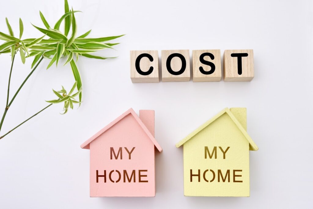 COSTと書かれたブロックキューブとMY HOMEと書かれた家の模型